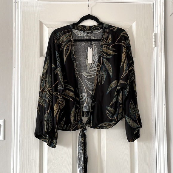 OLIVACEOUS Leaf Pattern Tie Front Bell Sleeve  Crop Top Size Small - Picture 1 of 8